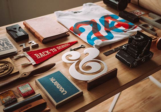 Table et objets design avec des marques et logos imprimés