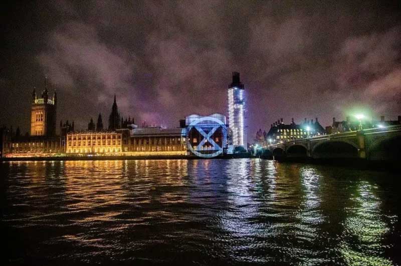 Projection du logo extinction rébellion sur des bâtiments à Londres