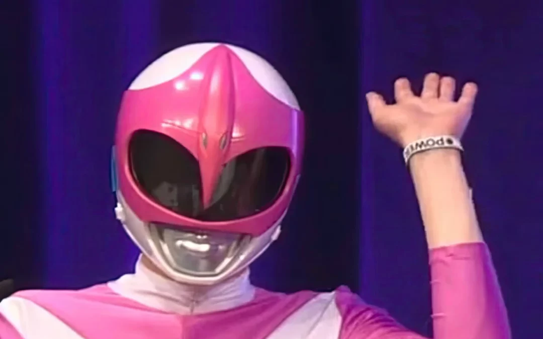 Une hacktiviste en Pink Ranger efface des sites nazis